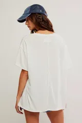 Remera de algodón celeste, de corte oversize con escote en V amplio y mangas cortas caídas.
