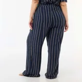 Pantalón ancho de punto crepé color azul marino con diseño de rayas verticales beige, de corte holgado y tiro alto, con bolsillos laterales.