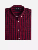 Camisa de manga corta Brooksfield con estampado de cuadros en tonos azul marino, blanco y líneas finas en color arena. Presenta cuello con botones, cierre frontal con botones y un bolsillo en el pecho con el logo de la marca bordado.