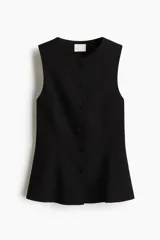 Chaleco negro sin mangas, con escote redondo, cierre frontal con botones y diseño entallado con corte peplum en la parte inferior.