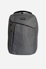 Mochila urbana Mistral de diseño clásico, confeccionada en poliéster gris. Presenta cierres en diagonal, logo de la marca en goma y detalles en color naranja en los tiradores.