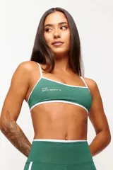 Top deportivo verde con detalles en blanco, logo minimalista y tirantes ajustables. Fabricado en poliamida y elastano con protección UV50+.