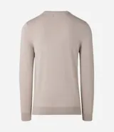 Suéter de corte regular, cuello redondo y manga larga, confeccionado en tejido de viscosa con textura suave y caída ligera.