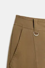 Pantalón de tiro alto con diseño tipo cargo, pernera holgada que se estrecha hacia el tobillo, bolsillos laterales con cierre y bolsillos de plastrón con solapa.