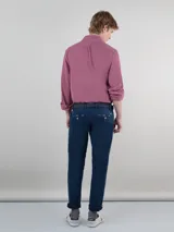 Pantalón chino de hombre color azul marino, de corte slim fit, confeccionado en gabardina de algodón, con bolsillos laterales y traseros, y cierre frontal de cremallera y botón.