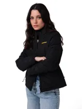 Campera puffer acolchada de color negro, con cuello alto, cierre frontal central, bolsillos con cremallera y parche del logo de Caterpillar en el pecho.
