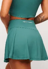 Pollera short deportiva color verde esmeralda, con short interno con bolsillos laterales.