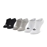 Pack de tres pares de medias tobilleras Adidas en colores negro, gris melange y blanco, con el logo del Trifolio bordado en el empeine.