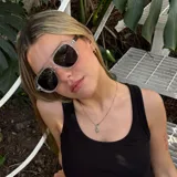 Lentes de sol estilo aviador con marco grueso de acetato negro y cristales oscuros polarizados con protección UV400.