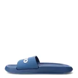 Sandalia tipo slide marca Umbro, color azul, con banda superior ancha que presenta el logo de la marca en relieve color blanco.