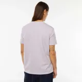 Remera lila de algod
ón con cuello redondo y mangas cortas.