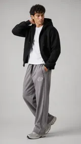 Pantalón de jogging gris de corte recto y holgado, con cordón ajustable en la cintura y detalle de costuras verticales con ribete oscuro. Incluye un pequeño logo bordado en la pierna izquierda.