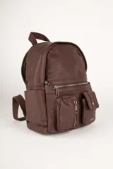 Mochila negra de símil cuero texturizado con tres bolsillos externos con cierre, dos bolsillos laterales, un asa fija y dos correas regulables.