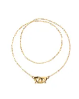 Collar largo dorado con cadena de eslabones rectangulares y cierre de mosquetón entrelazado.