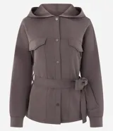Campera deportiva Get Over de color negro, confeccionada en mezcla de poliéster, modal y elastano. Presenta diseño utilitario con capucha, cierre frontal de botones, bolsillos con solapa en el pecho, mangas largas y lazo ajustable en la cintura.