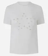 Remera de algodón con elastano color blanco, de corte ajustado, manga corta y cuello redondo. Presenta un detalle frontal de botones dispuestos en forma de estrella.