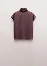 Blusa de seda color rosado oscuro, con cuello alto y diseño recto.