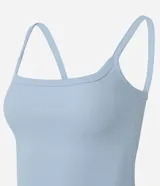 Vestido corto celeste de corte evasé confeccionado en rib acanalado, con escote cuadrado y tirantes finos.