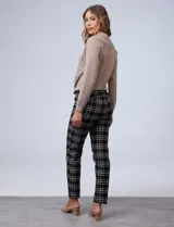 Pantalón de vestir negro con estampado de cuadros blancos y marrones, de gabardina elastizada.