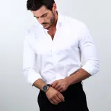 Reloj Maserati Sfida con caja dorada de acero inoxidable de 44mm de diámetro, esfera azul con cronógrafo y detalles dorados, cristal mineral y correa de silicona azul. Resistente al agua hasta 100 metros.