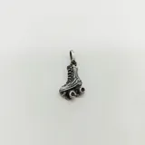 Dije en forma de patín de cuatro ruedas, fabricado en plata 925.
