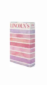 Billetera mediana con cierre perimetral, confeccionada en cuero sintético azul y panel central de tejido tipo telar con patrón geométrico. Incluye correa de mano desmontable y placa metálica con logo de la marca.