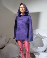 Pantalón elastizado color uva con estampado de cañas en tinta látex brillante al tono, de tiro alto, pretina ancha y bolsillos laterales.