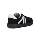 Championes Austral modelo Boreal para mujer, en color negro con detalles en beige y suela oscura de goma.