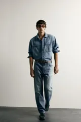 Pantalón jeans de corte relaxed fit, color azul con efecto ligeramente lavado, perneras rectas con raya de planchado frontal y diseño de cinco bolsillos.
