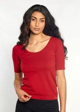 Remera roja de microfibra con escote redondo y mangas cortas.