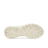 Championes Merrell de senderismo y uso urbano, confeccionados en una combinación de piel de ante y malla transpirable. Presentan un diseño en tonos beige, con cierre de cordones, cuello acolchado y una entresuela ligera de espuma EVA que proporciona estabilidad y absorción de impactos.