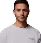 Remera de manga larga Columbia PFG, color gris claro, con cuello redondo y logo de la marca estampado en el pecho. Confeccionada en tejido técnico transpirable con tecnología de protección solar y absorción de humedad.