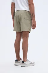 Short de baño liso azul marino, de corte clásico con cintura elástica y cordón ajustable.
