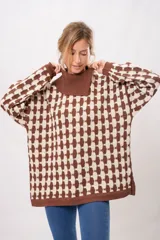 Sweater oversize de punto con cuello alto, diseño geométrico en color marrón y beige.