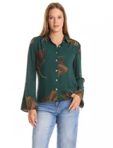 Camisa de crepe con estampado floral en tonos verdes y marrones, cuello con solapa, cierre frontal con botones y detalle de mostacillas bordadas en los hombros. Presenta mangas largas con terminación amplia.
