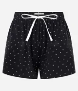 Short de pijama femenino confeccionado en viscolycra, con estampado de lunares blancos sobre fondo negro. Presenta cintura elástica con lazo de ajuste delantero y un corte holgado que brinda comodidad.