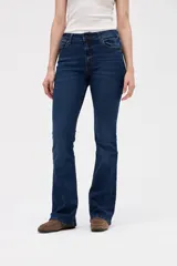 Jean de corte oxford con ajuste en cintura y caderas, confeccionado en denim azul oscuro con lavado uniforme.