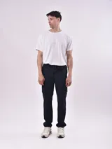 Pantalón cargo negro con cintura elástica ajustable con cordón, bolsillos laterales y traseros con solapa.