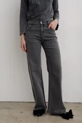 Pantalón de jean negro de corte recto y tiro medio, con cierre frontal de botón y cremallera, y bolsillos laterales y traseros.