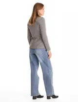 Blazer entallado de tejido jacquard con estampado de pata de gallo en tonos blanco y negro. Presenta cuello con solapas clásicas, cierre frontal con un botón, bolsillos delanteros con solapa y forro interno a tono.