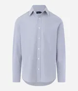 Camisa de vestir para hombre, de manga larga y calce clásico, confeccionada en tricolina de algodón y poliéster, con diseño de cuadros grid en tono celeste claro. Presenta cuello camisero, cierre frontal con botones y puños ajustables con botón único.