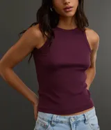 Blusa musculosa básica de color negro, confeccionada en tejido acanalado de algodón con elastano, con cuello redondo y diseño ajustado.