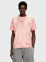 Remera de algodón con cuello redondo y mangas cortas, presenta un estampado con efecto craquelado en tonos rosados.