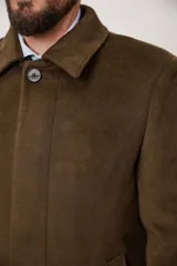 Abrigo clásico de paño azul marino, con cuello solapa, cierre frontal con botones y bolsillos laterales.