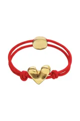 Pulsera ajustable de hilo elástico rojo con un dije central de corazón dorado y un cierre deslizante dorado.