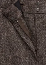 Pantalón de vestir estilo sastrero color marrón jaspeado, de corte recto y tiro bajo, con trabillas para cinturón y bolsillos laterales.