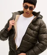 Campera puffer verde militar para hombre, con capucha, cierre frontal, bolsillos con cremallera y forro de sherpa.