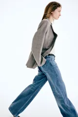 Jean de corte wide leg, tiro alto y pierna amplia, en denim de color celeste con efecto deslavado.