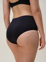 Bombacha de tiro alto confeccionada en microfibra seamless, con diseño de cobertura completa y acabado suave sin costuras.