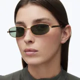 Lentes de sol con montura rectangular de acero inoxidable en color dorado y lentes polarizadas en tono verde. Presentan un diseño minimalista con varillas metálicas y terminales de acetato.